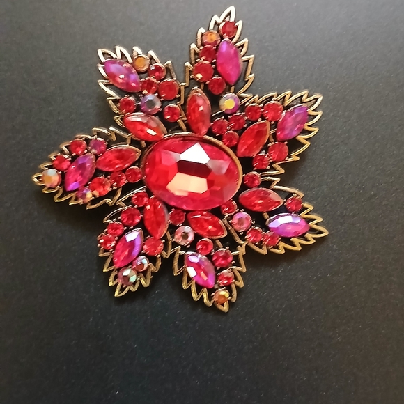 🌲Vibrant Poinsettia Brooch🌲 - Picture 2 of 11